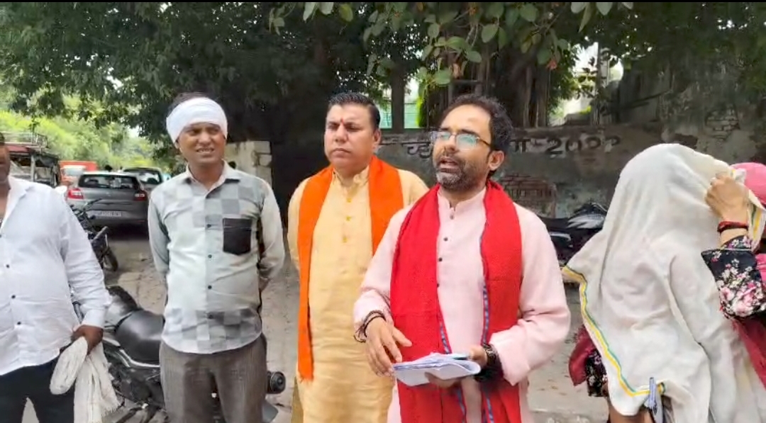 नाबालिग बच्ची से दुष्कर्म के मामले में कार्रवाई की मांग, पीड़ित परिवार ने डीआईजी से लगाई गुहार।