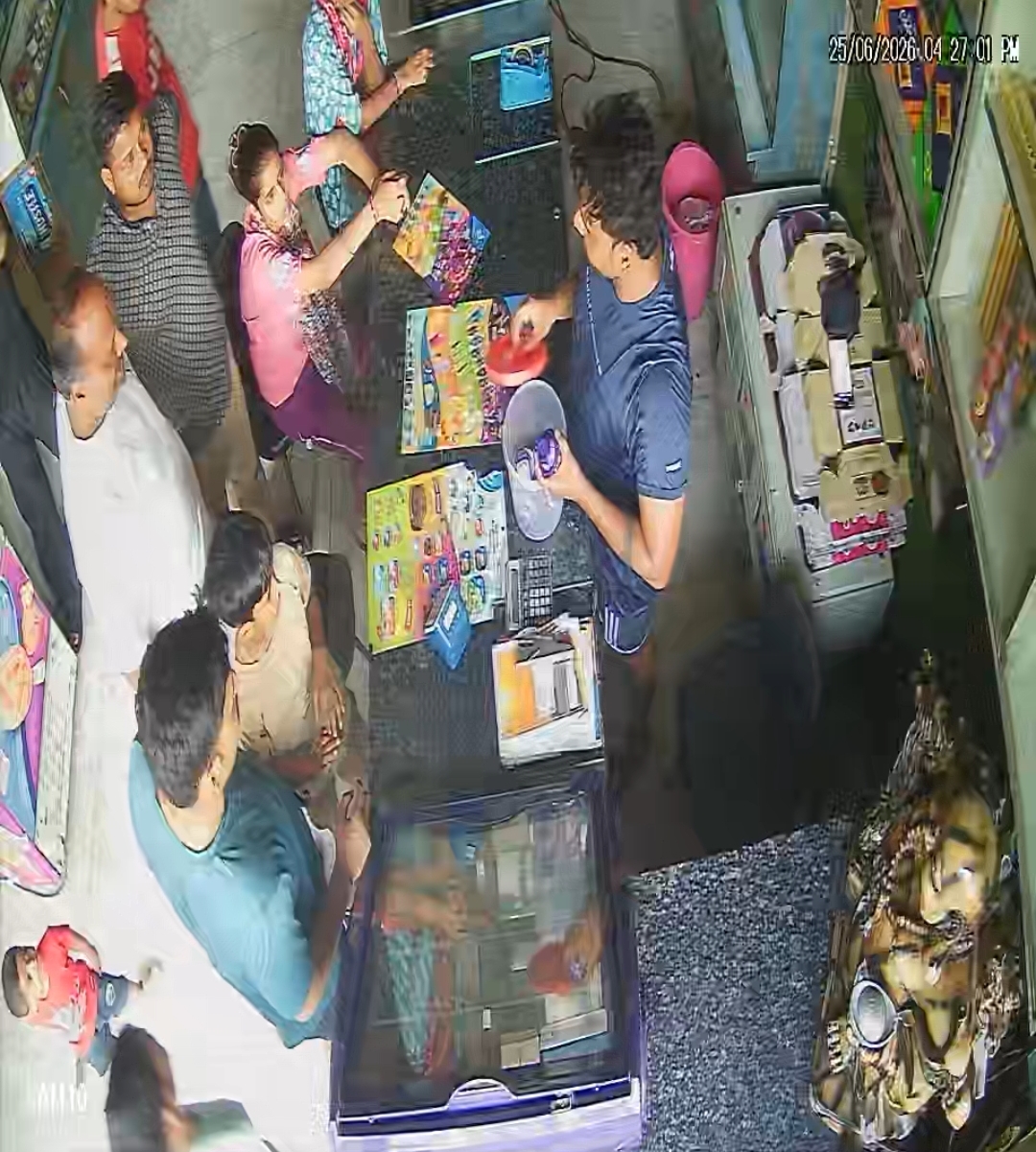 दुकान में घुसकर दबंगई! दुकानदार से मारपीट का वीडियो वायरल, भावनपुर पुलिस पर उठे सवाल