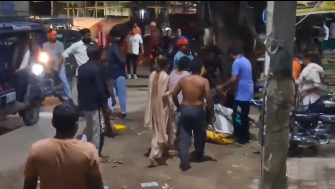 हापुड़: मेरठ रोड पर मामूली कहासुनी ने लिया हिंसक रूप, बीच सड़क पर जमकर चले लात-घूंसे, अफरा-तफरी का माहौल