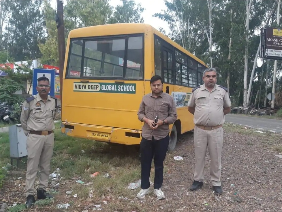 मेरठ में स्कूल बसों पर परिवहन विभाग की बड़ी कार्रवाई, 10 का चालान, 3 बसें सीज
