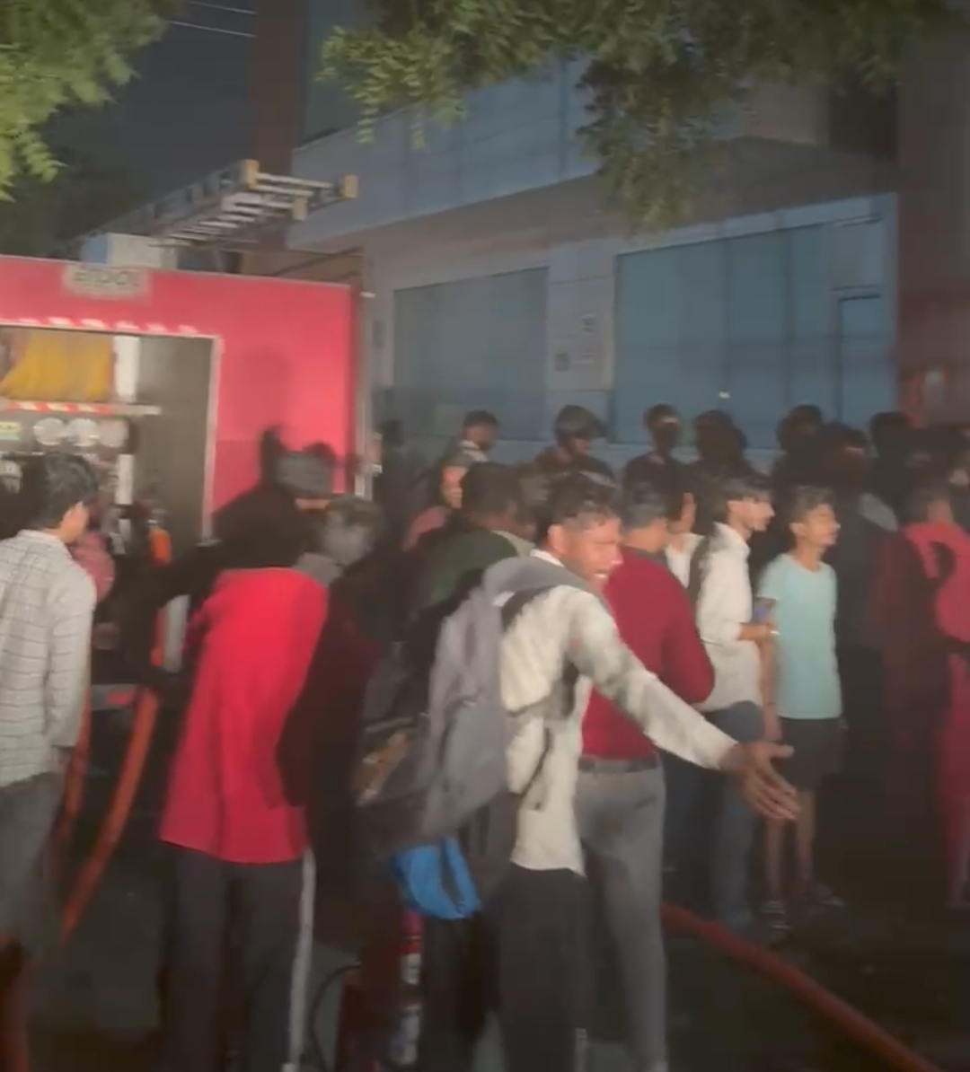 मेरठ: पारस टावर के वेयरहाउस में भीषण आग, लाखों का सामान जलकर राख