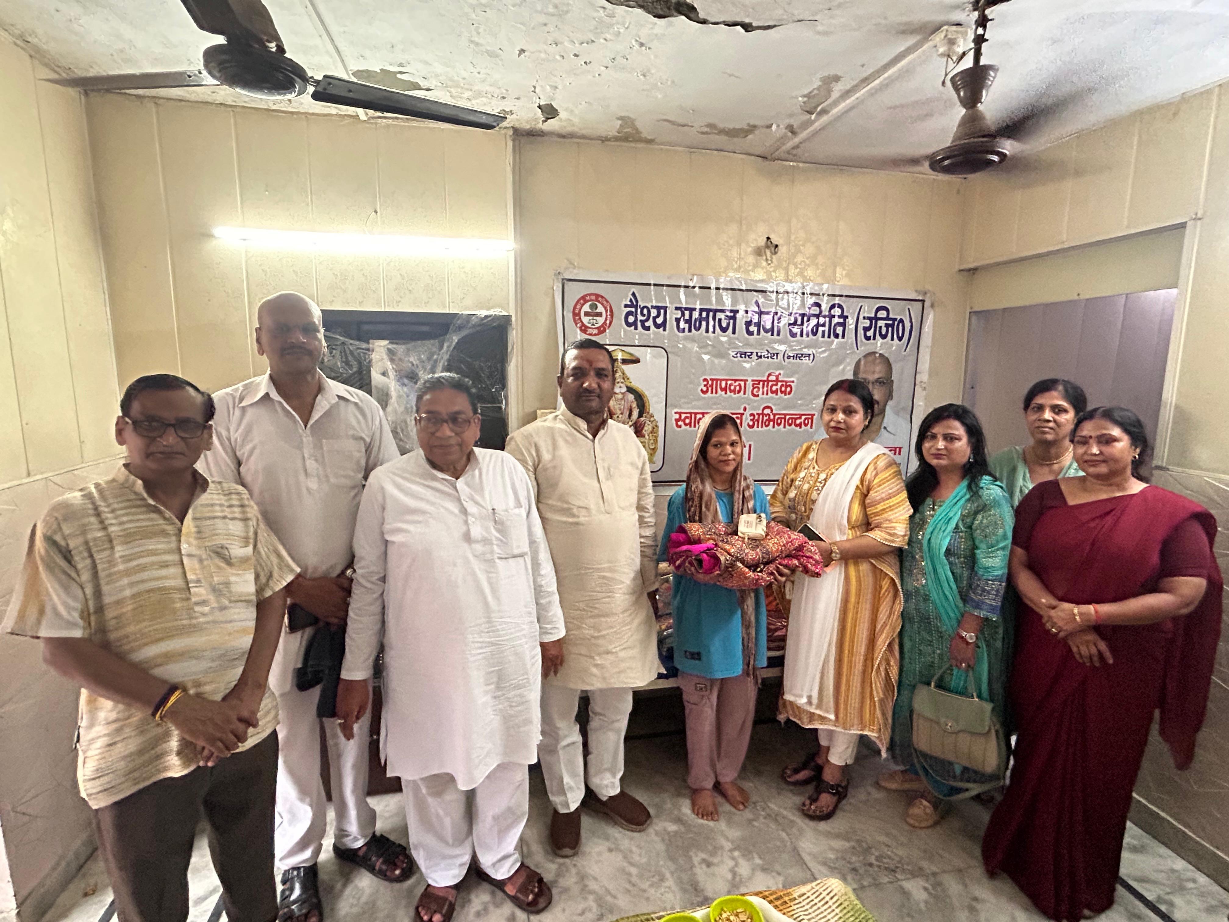 निर्धन परिवार की आठवीं बेटी के विवाह में वैश्य समाज सेवा समिति ने किया कन्याधन का सहयोग
