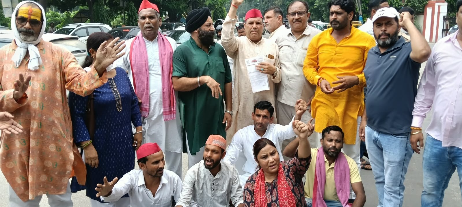 अखिलेश यादव का पुतला फूंके जाने पर सपा में आक्रोश, डीएम से FIR की मांग