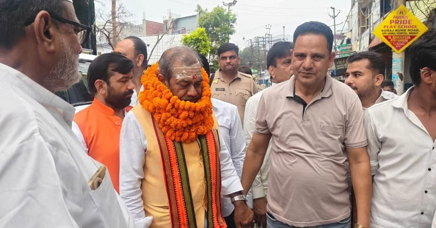 BJP प्रत्याशी की कैंपेनिंग में ASP का मौजूदा पार्षद?
