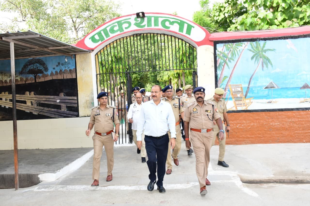 मेरठ जेल का DM और SSP ने किया औचक निरीक्षण, व्यवस्थाओं का लिया जायजा