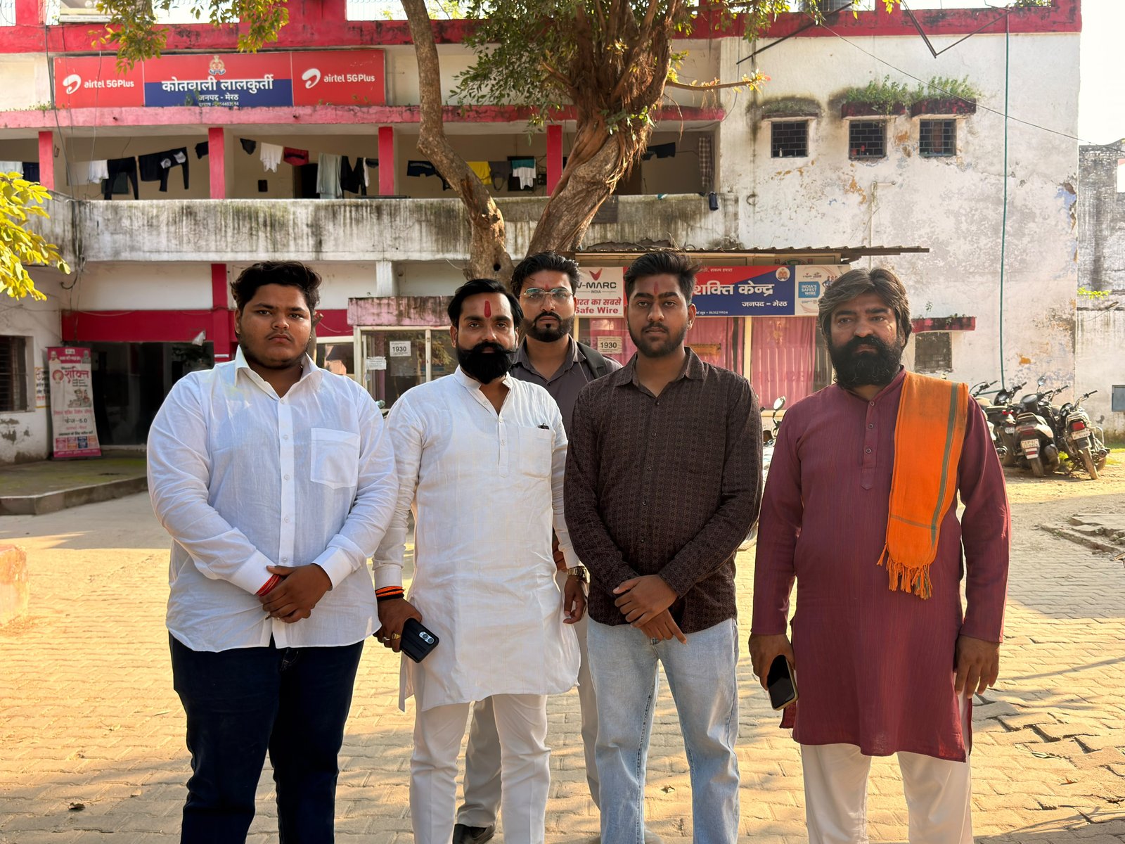 लालकुर्ती मार्केट में दो बहनों से अभद्रता और छेड़खानी का आरोप, दुकानदारों ने युवकों को खदेड़ा