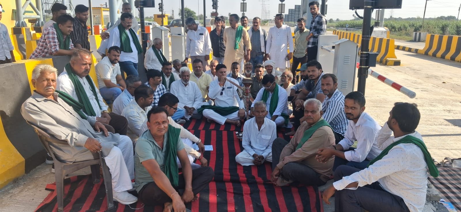 अधूरी व्यवस्थाओं के विरोध में सिखेड़ा टोल पर भाकियू (भानू) का धरना शुरू