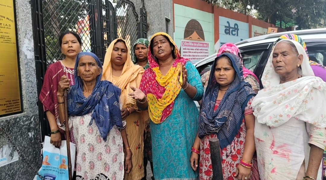 प्रॉपर्टी पर कब्जे को लेकर बवाल! ग्रामीणों का आरोप—पहले रखी भगवान की मूर्ति, फिर किया खंडित; फर्जी मुकदमों में फंसाने की शिकायत लेकर SSP ऑफिस पहुंचे